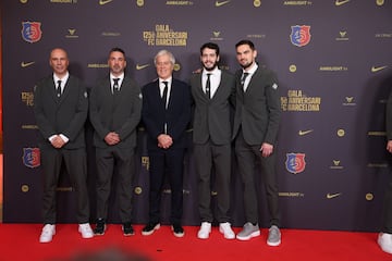 Joan Penyarroya, entrenador del primer equipo de basket; Juan Carlos Navarro, director general de la sección; Josep Cubells i Ribé, secretario y directivo responsable del baloncesto con Álex Abrines y Tomas Satoransky, jugdores del primer equipo.