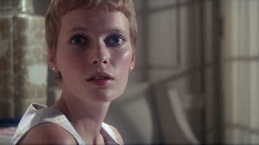 Es una de las mejores películas de terror de la historia y es difícil asegurar que no está maldita. Sucedió de todo —y nada bueno— a su alrededor: Sharon Tate fue asesinada, Krzysztof Komeda murió debido a un accidente doméstico y el director de la cinta, William Castle, estuvo a punto de perder la vida en el hospital debido a un grave problema renal.