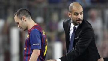 <b>PROBLEMA. </b>Iniesta se retira del terreno de juego lesionado ante Pep Guardiola.