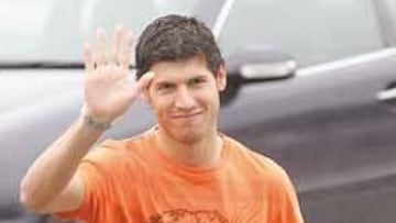 <b>MOMENTO DEL ADIÓS. </b>Luque se despidió ayer de todos en la Ciudad Deportiva de Abegondo.