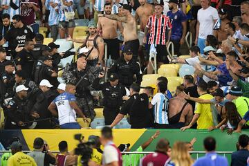 Momento en el que la policía brasileña cargó contra aficionados argentinos.