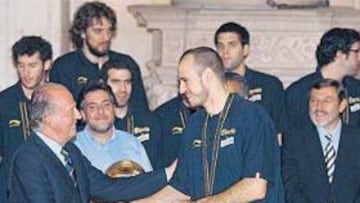 <b>LOS LEONES DE JAPÓN. </b>Los jugadores lucieron sus medallas de oro en la recepción en el Palacio Real, donde el rey Juan Carlos les felicitó por su "proeza" en Japón.