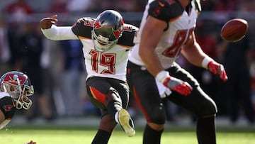 SANTA CLARA, CA - OCTOBER 23: Roberto Aguayo #19 of the Tampa Bay Buccaneers attempts a field goal against the San Francisco 49ers during their NFL game at Levi&#039;s Stadium on October 23, 2016 in Santa Clara, California.   Ezra Shaw/Getty Images/AFP
 == FOR NEWSPAPERS, INTERNET, TELCOS &amp; TELEVISION USE ONLY ==