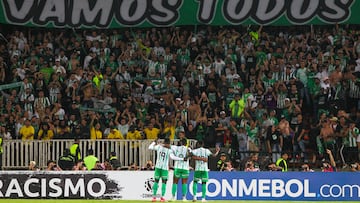 AMDEP4726. MEDELLÍN (COLOMBIA), 02/04/2025.- Jugadores de Atlético Nacional celebran un gol este miércoles, en un partido de la fase de grupos de la Copa Libertadores entre Atlético Nacional y Nacional de Uruguay en el estadioAtanasio Girardot en Medellín (Colombia). EFE/ STR