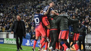 Los jugadores del Atlético celebran un gol al Oporto.