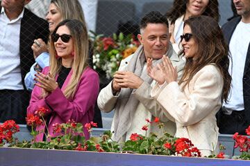 Alejandro Sanz e Hiba Abouk durante el partido de Rafa Nadal en el Mutua Madrid Open.