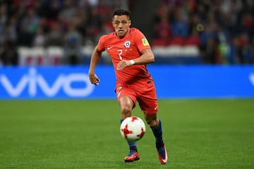 Chile's forward Alexis Sanchez runs with the ball during the 2017 Confederations Cup group B football match between Germany and Chile at the Kazan Arena Stadium in Kazan on June 22, 2017. / AFP PHOTO / FRANCK FIFE