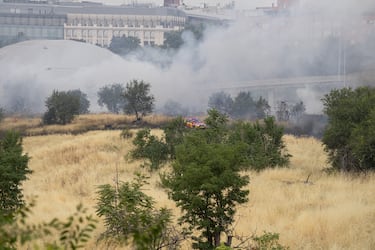 El incendio se originó en la calle Párroco Eusebio Cuenca, en una zona sin urbanizar cercana al Espacio Delicias y el Museo del Ferrocarril, en Madrid.