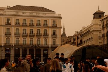 Madrid se ha despertado con un fenómeno meteorológico inusual generado por una elevada cantidad de polvo en suspensión proveniente del Sáhara. Un fenómeno que ha provocado una disminución en la calidad del aire así como arena en las calles, un cielo de tonos rojizos y subida de temperaturas.