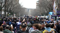 "Yes, we can!" Real Madrid fans welcome team bus ahead of PSG game