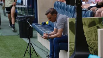 Carlos Carvalhal escribe notas en su libreta durante el partido contra el Villarreal.