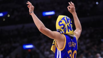 SAN ANTONIO, TX - MAY 20: Stephen Curry #30 of the Golden State Warriors reacts during the fourth quarter against the San Antonio Spurs during Game Three of the 2017 NBA Western Conference Finals at AT&T Center on May 20, 2017 in San Antonio, Texas. NOTE TO USER: User expressly acknowledges and agrees that, by downloading and or using this photograph, User is consenting to the terms and conditions of the Getty Images License Agreement. Ronald Martinez/Getty Images/AFP
== FOR NEWSPAPERS, INTERNET, TELCOS & TELEVISION USE ONLY ==