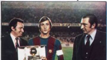 Johan Cruyff, con el Barcelona, posando con el Balón de Oro.