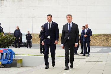 El presidente de la Junta de Andalucía, Juanma Moreno Bonilla, junto a el presidente del PP, Alberto Nuñez Feijóo.