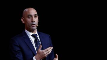 GRAF381. LAS ROZAS (C.A. DE MADRID), 17/11/2019.- El presidente de la Federación Española de Fútbol, Luis Rubiales, durante su intervención en el sorteo de la primera eliminatoria de la Copa del Rey, que se disputará los