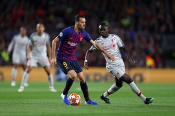 Sergio Busquets y Sadio Mané.