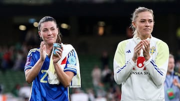 Sweden's forward #23 Pauline Hammarlund (L) and Sweden's forward #18 Fridolina Rolfo applaud the fans following the UEFA Women's Euro 2025 League A Group 3 qualifying football match between Ireland and Sweden at Aviva stadium in Dublin, Ireland, on May 31, 2024. (Photo by PAUL FAITH / AFP)