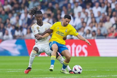 El centrocampista francés del Real Madrid, Eduardo Camavinga (i), pelea un balón con Javi Muñoz, de Las Palmas, durante el encuentro entre el Real Madrid y la UD Las Palmas.