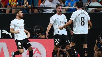 Santamaría celebra un gol con sus compañeros.