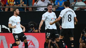 Santamaría celebra un gol con Javi Guerra.