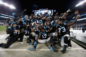 Cam Newton de los Carolina Panthers organiza una foto de equipo ante los Tampa Bay Buccaneers.