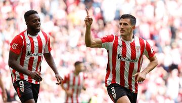 BILBAO, 19/10/2024.- Daniel Vivian (d), defensa central del Athletic Club, celebra junto a su compañero Iñaki Williams después de marcar el 1-0 durante el partido de LaLiga EA Sports entre el Athletic Club y el Espanyol, este sábado en el estadio de San Mamés en Bilbao. EFE/ Miguel Toña