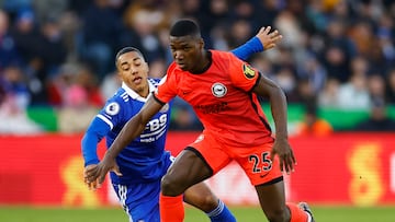 Moisés Caicedo, jugador del Brighton, conduce el balón durante un partido.