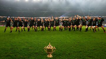 Los All Blacks de Nueva Zelanda bailan la Haka para celebrar la conquista de la Webb Ellis Cup en la Copa del Mundo 2015 tras superar a Autralia en la final disputada en Twickenham.