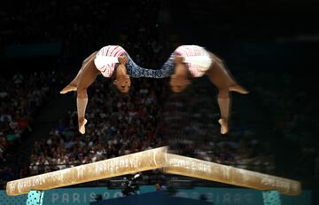 Comentario atribuido a Matthias Hangst, Director de Fotografía de Deportes en Getty Images: 
Lafotógrafa de Getty Images Naomi Baker encontró una hermosa reflexión para crear una imagen impresionante de Simone Biles, del equipo de EE. UU., compitiendo en la barra de equilibrio durante la final por equipos de gimnasia artística femenina en el cuarto día de los Juegos Olímpicos de París 2024.