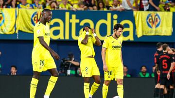 Pepé, Costa y Parejo se lamentan.