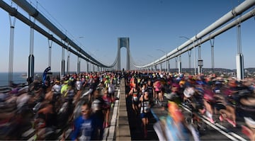 Un gran grupo de participantes cruzan el Verrazano Narrow Bridge durante el Maratón de Nueva York.