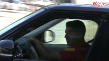 Emotivo momento de Luis Suárez al salir de la ciudad deportiva