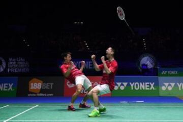 Celebración de la pareja indonesia de badminton al ganar la final del All England.