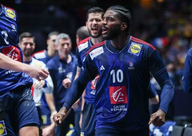 Mikkel Hansen frente a Dika Mem por la medalla de oro mundial