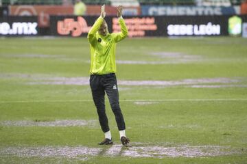 El juego fue detenido por la fuerte lluvia que cayó en el estadio, lo que provocó notorios encharcamientos en la cancha.