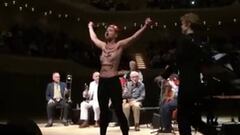 Woody Allen: Femen irrumpe en su concierto y lo acusa de ped&oacute;filo. Imagen: YouTube