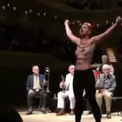 Woody Allen: Femen irrumpe en su concierto y lo acusa de abuso de menores