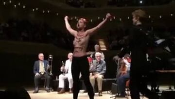 Woody Allen: Femen irrumpe en su concierto y lo acusa de pedófilo. Imagen: YouTube