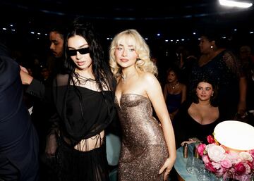 Charli XCX y Sabrina Carpenter durante la gala de los Premios Grammys 2025 celebrados en Los ?ngeles.