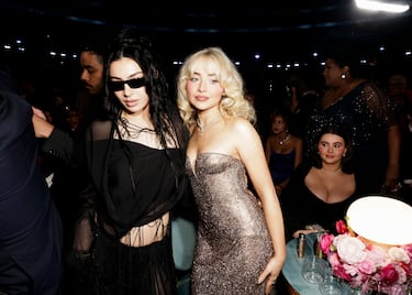 Charli XCX y Sabrina Carpenter durante la gala de los Premios Grammys 2025 celebrados en Los Ángeles.