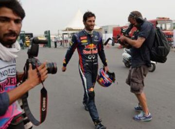 Mark Webber, regresa al box después de retirarse de la carrera durante el Gran Premio de la India de F1 en el Circuito Internacional de Buddh