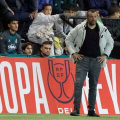 A la espera de Montes, el Espanyol se ve obligado a ‘inventar’