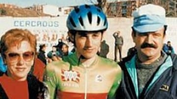<b>CAMPEÓN CON EUSKADI. </b>Iban Mayo con sus padres tras proclamarse campeón de España de ciclocross.