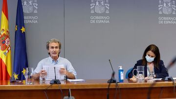 MADRID, 28/06/2021.- El director del Centro de Coordinaci&oacute;n de Alertas y Emergencias Sanitarias (CCAES), Fernando Sim&oacute;n (i), y la secretaria de Estado de Sanidad, Silvia Calz&oacute;n, durante la rueda de prensa ofrecida este lunes para info