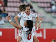 SEVILLA, 22/02/2026.- La delantera del Sevilla Andrea Álvarez (abajo) celebra tras marcar el 2-0 durante el encuentro de Liga F entre Sevilla FC y Atlético de Madrid, este domingo en el estadio Jesús Navas de Sevilla. EFE/ Julio Muñoz