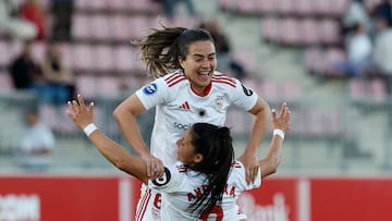 SEVILLA, 22/02/2026.- La delantera del Sevilla Andrea Álvarez (abajo) celebra tras marcar el 2-0 durante el encuentro de Liga F entre Sevilla FC y Atlético de Madrid, este domingo en el estadio Jesús Navas de Sevilla. EFE/ Julio Muñoz