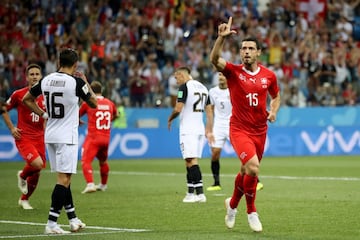 Blerim Dzemaili celebra el 1-0 para Suiza. 