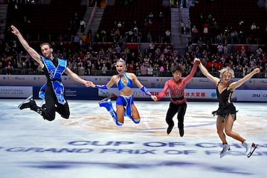 Los georgianos Luka Berulava y Anastasiia Metelkina, el japonés Shun Sato y la estadounidense Amber Glenn saltan para una foto en la exhibición de gala durante la Copa del Gran Premio de patinaje artístico de la ISU de China. Una imagen en la que se pone de manifiesto la gran camaradería y el compañerismo que se respiran en este deporte.