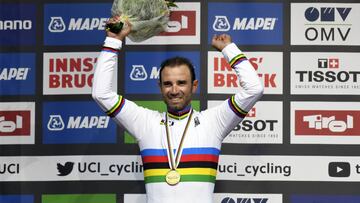 Alejandro Valverde posa con el maillot arco&iacute;ris tras proclamarse campe&oacute;n el mundo de ciclismo en ruta en los Mundiales de Innsbruck 2018.