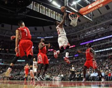 Jimmy Butler lanza entre Jeremy Lin, Jordan Hamilton y Patrick Beverly.